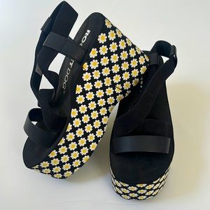 Rocket Dog Platform daisy Sandals, size US 7